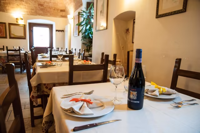Bottiglie e bicchieri sul banco del ristorante