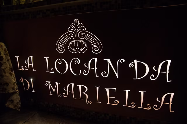 L'insegna e i documenti storici de La Locanda di Mariella, esposta dal 1950
