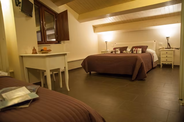 Camera della locanda con letto e comodini