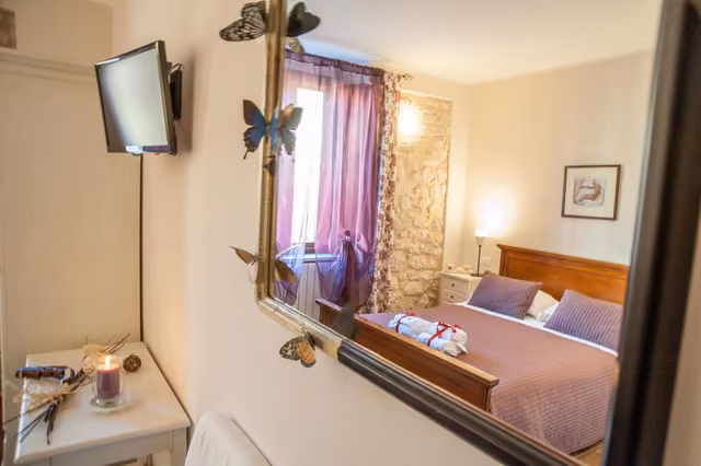 Camera con letto matrimoniale e spazio guardaroba