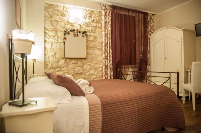Camera con letti e biancheria da letto della locanda
