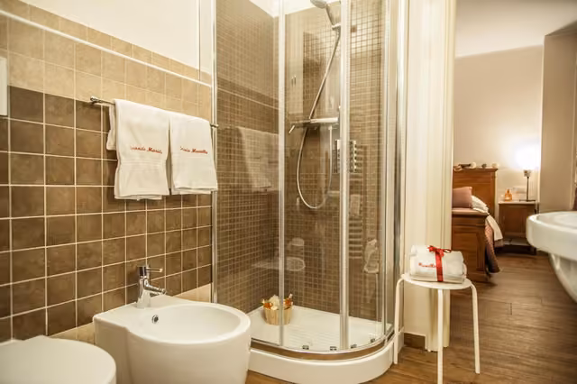 Bagno privato con doccia, WC e lavandino di una camera