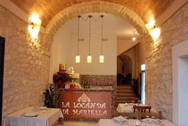 La sala del ristorante de La Locanda di Mariella con i tavoli apparecchiati
