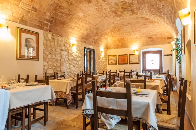 La sala interna del ristorante della locanda, pronta per il servizio